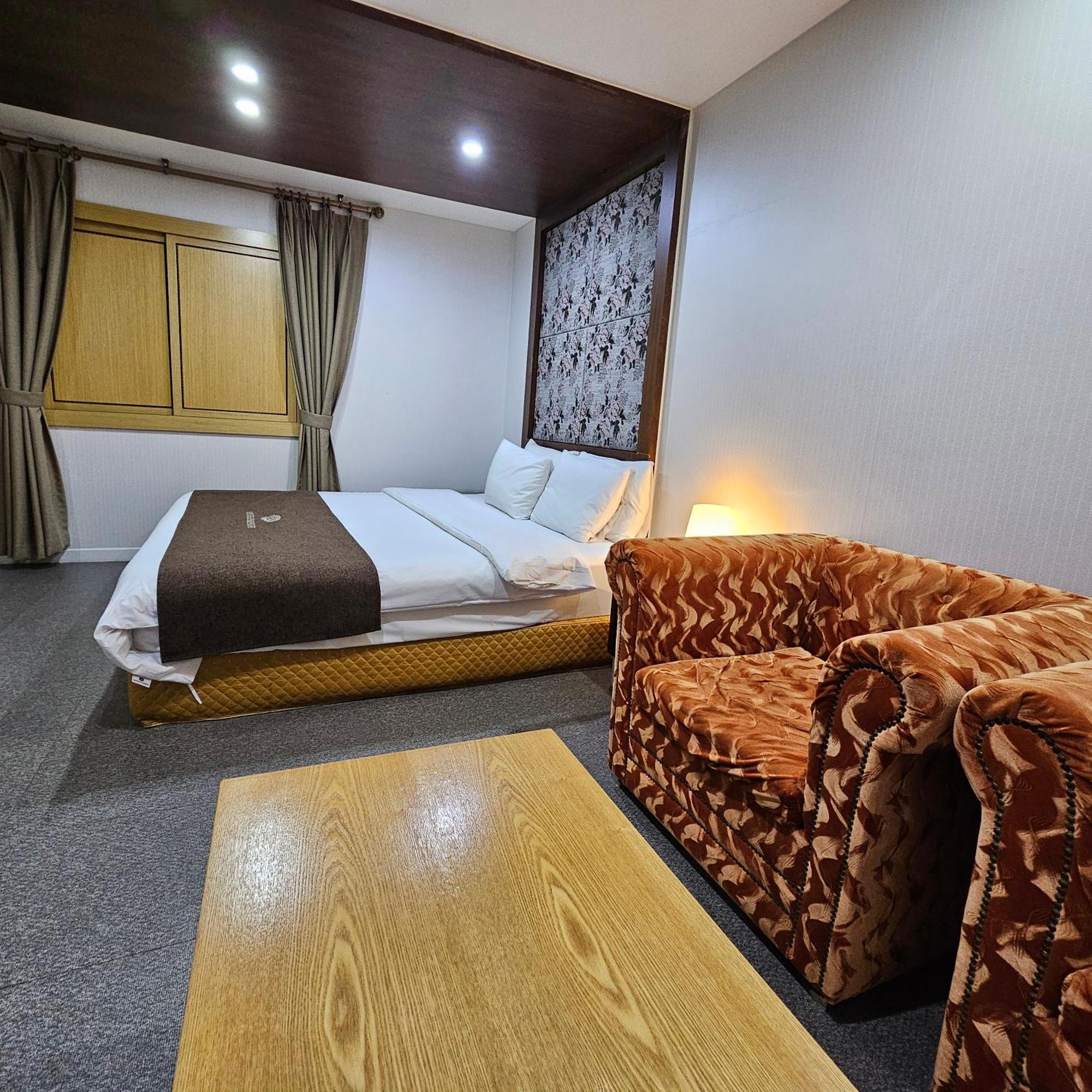 סוואן Symphony Hotel מראה חיצוני תמונה